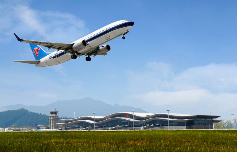 起航---十堰武当山机场。[梁洪摄.东风汽车公司报社 联系方式：13508683512].jpg